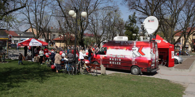 07.04.2014 Włoszczowa. Radio Kielce rozpoczyna nadawanie na 100FM. Spotkaliśmy się z słuchaczami na włoszczowskim rynku. / Wojciech Habdas / Radio Kielce