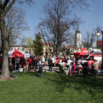 07.04.2014 Włoszczowa. Radio Kielce rozpoczyna nadawanie na 100FM. Spotkaliśmy się z słuchaczami na włoszczowskim rynku. / Wojciech Habdas / Radio Kielce