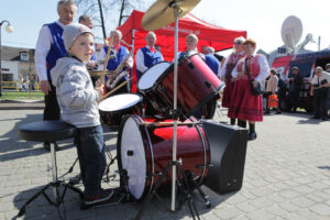 07.04.2014 Włoszczowa. Radio Kielce rozpoczyna nadawanie na 100FM. Spotkaliśmy się z słuchaczami na włoszczowskim rynku. / Wojciech Habdas / Radio Kielce