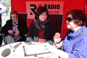 07.04.2014 Włoszczowa. Radio Kielce rozpoczyna nadawanie na 100FM. Z włoszczowskiego rynku nadawliśmy audycję Kto Tu Rządzi, program prowadziła Ewa Okońska. / Wojciech Habdas / Radio Kielce