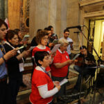 Piazza Navona i kościół św. Agnieszki, pielgrzymi zbierają się przed nocnym czuwaniem na placu i w kościele. (26.04.2014) / Wojciech Habdas / Radio Kielce