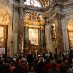 Piazza Navona i kościół św. Agnieszki, pielgrzymi zbierają się przed nocnym czuwaniem na placu i w kościele. (26.04.2014) / Wojciech Habdas / Radio Kielce