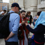 Piazza Navona i kościół św. Agnieszki, Polscy pielgrzymi zbierają się przed nocnym czuwaniem na placu i w kościele. (26.04.2014) / Wojciech Habdas / Radio Kielce