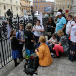 Piazza Navona i kościół św. Agnieszki, Polscy pielgrzymi zbierają się przed nocnym czuwaniem na placu i w kościele. (26.04.2014) / Wojciech Habdas / Radio Kielce