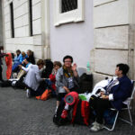 Piazza Navona i kościół św. Agnieszki, Polscy pielgrzymi zbierają się przed nocnym czuwaniem na placu i w kościele. (26.04.2014) / Wojciech Habdas / Radio Kielce