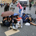 Piazza Navona i kościół św. Agnieszki, pielgrzymi zbierają się przed nocnym czuwaniem na placu i w kościele. (26.04.2014) / Wojciech Habdas / Radio Kielce