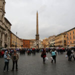 Piazza Navona i kościół św. Agnieszki, pielgrzymi zbierają się przed nocnym czuwaniem na placu i w kościele. (26.04.2014) / Wojciech Habdas / Radio Kielce