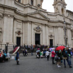 Piazza Navona i kościół św. Agnieszki, pielgrzymi zbierają się przed nocnym czuwaniem na placu i w kościele. (26.04.2014) / Wojciech Habdas / Radio Kielce