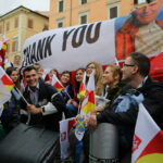 Piazza Navona i kościół św. Agnieszki, Polscy pielgrzymi zbierają się przed nocnym czuwaniem na placu i w kościele. (26.04.2014) / Wojciech Habdas / Radio Kielce