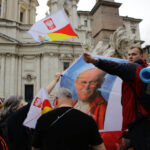 Piazza Navona i kościół św. Agnieszki, Polscy pielgrzymi zbierają się przed nocnym czuwaniem na placu i w kościele. (26.04.2014) / Wojciech Habdas / Radio Kielce