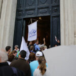 Piazza Navona i kościół św. Agnieszki, Polscy pielgrzymi zbierają się przed nocnym czuwaniem na placu i w kościele. (26.04.2014) / Wojciech Habdas / Radio Kielce