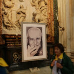 Piazza Navona i kościół św. Agnieszki, pielgrzymi zbierają się przed nocnym czuwaniem na placu i w kościele. (26.04.2014) / Wojciech Habdas / Radio Kielce