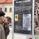 Na kieleckim rynku otwarto wystawę poświęconą zamordowanym oficerom / Stanisław Blinstrub / Radio Kielce