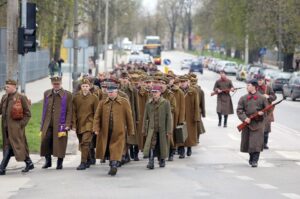 W przemarszu ulicami Kielc wzięli udział członkowie grup rekonstrukcyjnych / Stanisław Blinstrub / Radio Kielce