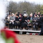 Na Skwerze Pamięci Ofiar Katynia odsłonięta została rzeźba "Sen".zgromadziły się rodziny pomordowanych 74 lata temu / Stanisław Blinstrub / Radio Kielce