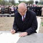 Podpisanie aktu zastępca Prezydenta Kielc Czesław Gruszewski / Stanisław Blinstrub / Radio Kielce