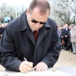 Podpisanie aktu Sekretarz Miasta Janusz Koza / Stanisław Blinstrub / Radio Kielce