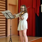 4 Konkurs Talentów w Szkole Podstawowej nr 8 - uczestniczka konkursu w kategorii instrumenty muzyczne Zuzanna Głuszek / Stanisław Blinstrub / Radio Kielce