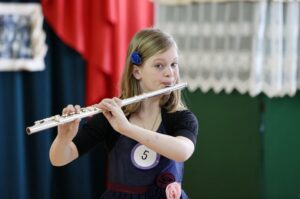 4 Konkurs Talentów w Szkole Podstawowej nr 8 - uczestniczka konkursu w kategorii gra na instrumencie Maria Sujka / Stanisław Blinstrub / Radio Kielce