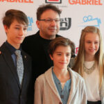 Premiera filmu "Gabriel" w Kieleckim Centrum Kultury. Zbigniew Zamachowski z młodymi aktorami, grającymi w filmie / Kamil Król / Radio Kielce