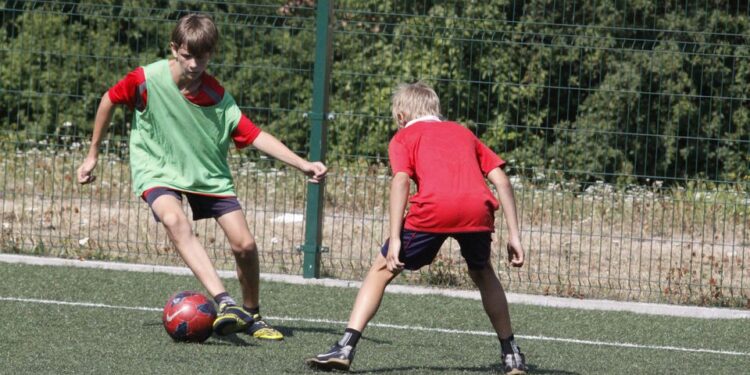 Wakacje z Futbolem 2013, mecz Orlik 27 Kielce - FC Nitro (podstawówki) / Kamil Król / Radio Kielce