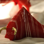 "Porcelanowe dzieła sztuki" wystawa figurek porcelanowych z kolekcji Fabryki Porcelany w Ćmielowie. / Krzysztof Żołądek / Radio Kielce