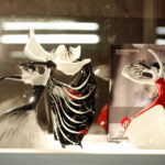 "Porcelanowe dzieła sztuki" wystawa figurek porcelanowych z kolekcji Fabryki Porcelany w Ćmielowie. / Krzysztof Żołądek / Radio Kielce