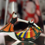 "Porcelanowe dzieła sztuki" wystawa figurek porcelanowych z kolekcji Fabryki Porcelany w Ćmielowie. / Krzysztof Żołądek / Radio Kielce