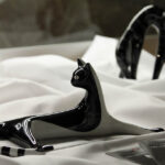 "Porcelanowe dzieła sztuki" wystawa figurek porcelanowych z kolekcji Fabryki Porcelany w Ćmielowie. / Krzysztof Żołądek / Radio Kielce