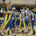 Radość koszykarzy SKK Siedlce z awansu do I ligi / Kamil Król / Radio Kielce