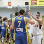 Zawodnicy obu drużyn dziękują sobie za grę / Kamil Król / Radio Kielce