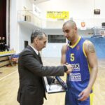 Komisarz zawodów wręcza kapitanowi SKK pamiątkową paterę z okazji awansu do I ligi / Kamil Król / Radio Kielce