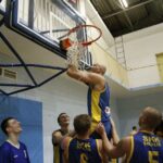 Nie mogło się obyć bez obcięcia siatki przy koszu / Kamil Król / Radio Kielce