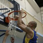 Nie mogło się obyć bez obcięcia siatki przy koszu / Kamil Król / Radio Kielce