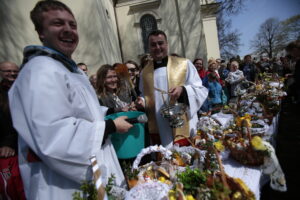 Święcenie pokarmów - parafia świętego Wojciecha w Kielcach / Włodzimierz Batóg / Radio Kielce