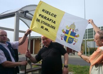 Pielgrzymi przed wyjazdem na kanonizację JP II do Rzymu / Kamil Król / Radio Kielce