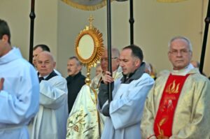 Procesja i msza rezurekcyjna w kieleckiej katedrze - biskup Kazimierz Ryczan / Stanisław Blinstrub / Radio Kielce