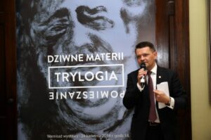 Wernisaż nowej wystawy pod tytułem "Trylogia. Dziwne materii pomieszanie". / Stanisław Blinstrub / Radio Kielce