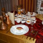 Dekoracje stołów, inspirowane różnymi stronami świata w Zespole Szkół Gastronomicznych i Hotelarskich w Sandomierzu. / Grażyna Szlęzak-Wójcik / Radio Kielce