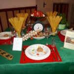 Dekoracje stołów, inspirowane różnymi stronami świata w Zespole Szkół Gastronomicznych i Hotelarskich w Sandomierzu. / Grażyna Szlęzak-Wójcik / Radio Kielce