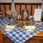 Dekoracje stołów, inspirowane różnymi stronami świata w Zespole Szkół Gastronomicznych i Hotelarskich w Sandomierzu. / Grażyna Szlęzak-Wójcik / Radio Kielce