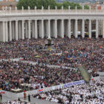 Uroczystość kanonizacji Jana Pawła II i Jana XXIII. Od wczesnych godzin rannych pielgrzymi zmierzali na plas Św. Piotra (metro ok 4 rano) / Wojciech Habdas / Radio Kielce