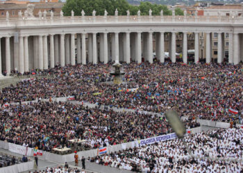 Uroczystość kanonizacji Jana Pawła II i Jana XXIII. Od wczesnych godzin rannych pielgrzymi zmierzali na plas Św. Piotra (metro ok 4 rano) / Wojciech Habdas / Radio Kielce
