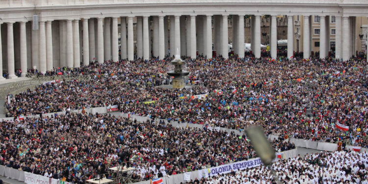 Uroczystość kanonizacji Jana Pawła II i Jana XXIII. Od wczesnych godzin rannych pielgrzymi zmierzali na plas Św. Piotra (metro ok 4 rano) / Wojciech Habdas / Radio Kielce