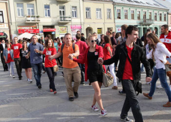 Dokładnie 100 dni zostało do finału SZLACHETNEJ PACZKI, dlatego wolontariusze, sportowcy i celebryci, na wzór maturzystów przygotowujących się do egzaminu dojrzałości, zatańczyli dziś w Kielcach poloneza. / Wojciech Habdas / Radio Kielce