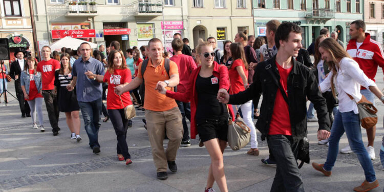 Dokładnie 100 dni zostało do finału SZLACHETNEJ PACZKI, dlatego wolontariusze, sportowcy i celebryci, na wzór maturzystów przygotowujących się do egzaminu dojrzałości, zatańczyli dziś w Kielcach poloneza. / Wojciech Habdas / Radio Kielce