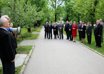 Członkowie Solidarności najpierw spotkali się  na skwerze Stefana Żeromskiego, gdzie złożyli kwiaty pod tablicą upamiętniającą powstanie związków zawodowych w kieleckim PKS / Kamil Król / Radio Kielce