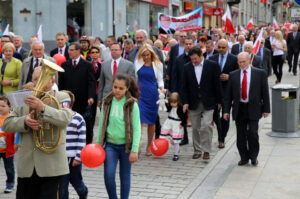 Pochód sympatyków SLD ulicą Sienkiewicza do parku miejskiego w Kielcach / Kamil Król / Radio Kielce