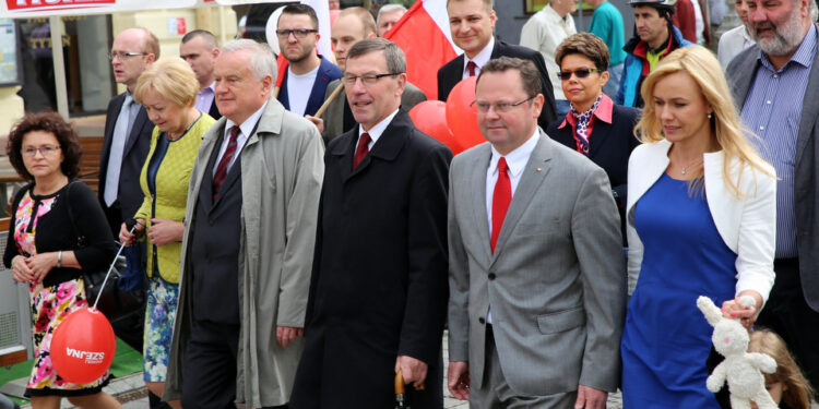 Pochód sympatyków SLD ulicą Sienkiewicza do parku miejskiego w Kielcach / Kamil Król / Radio Kielce