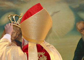 Msza święta dla ludzi pracy w kościele pw. świętego Józefa Robotnika w Kielcach. Biskup  kielecki Kazimierz Ryczan, dokonał  podczas nabożeństwa uroczystej koronacji Obrazu Świętej Rodziny / Kamil Król / Radio Kielce